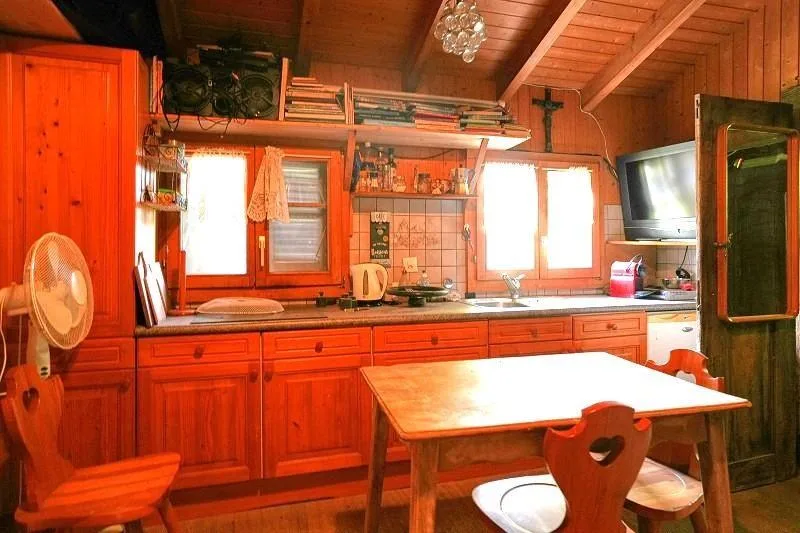 2-Zimmer-Haus mit sehr viel Land an sehr ruhiger, sonniger Aussicht...
