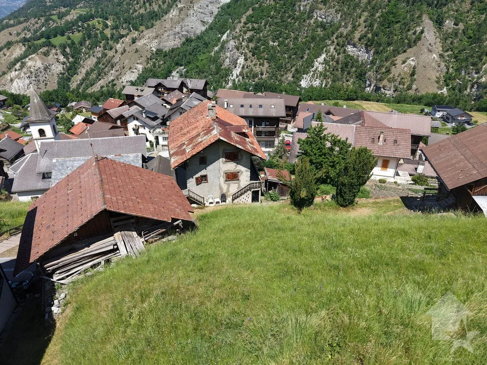 Magnifique raccard au centre du village d'Euseigne