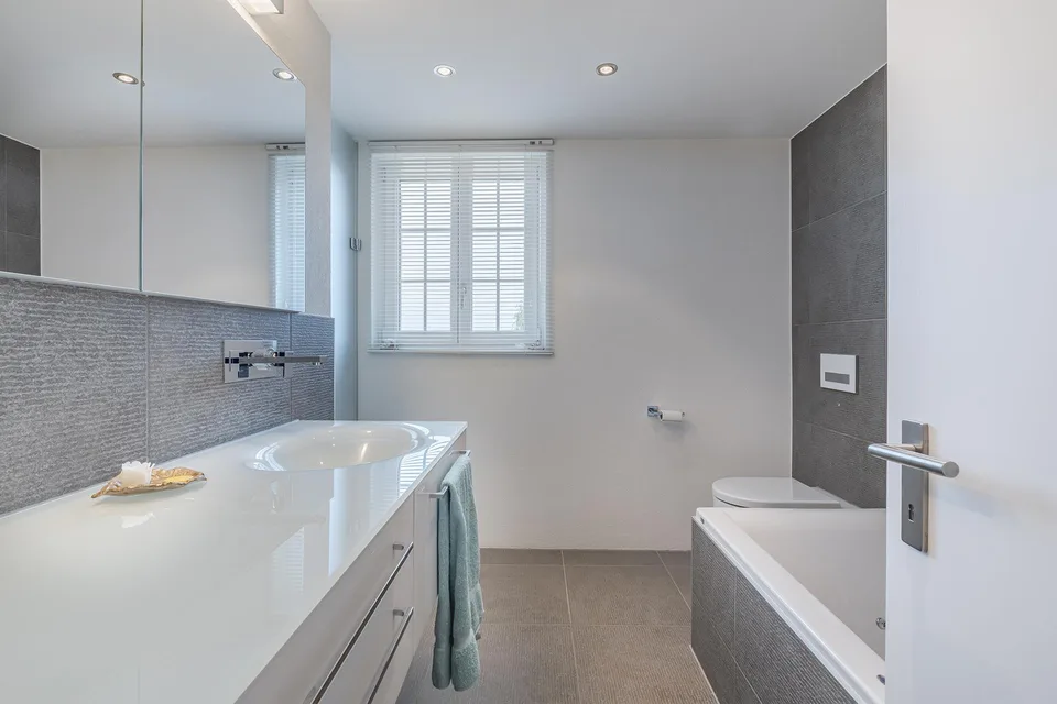 "Landhaus-Villa in grüner, ruhiger Umgebung...nur 17 Min. von Bern"