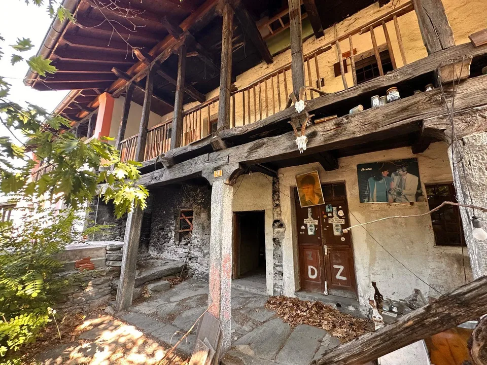 Due edifici storici con corte privata nel cuore di Gordevio | Zwei ...