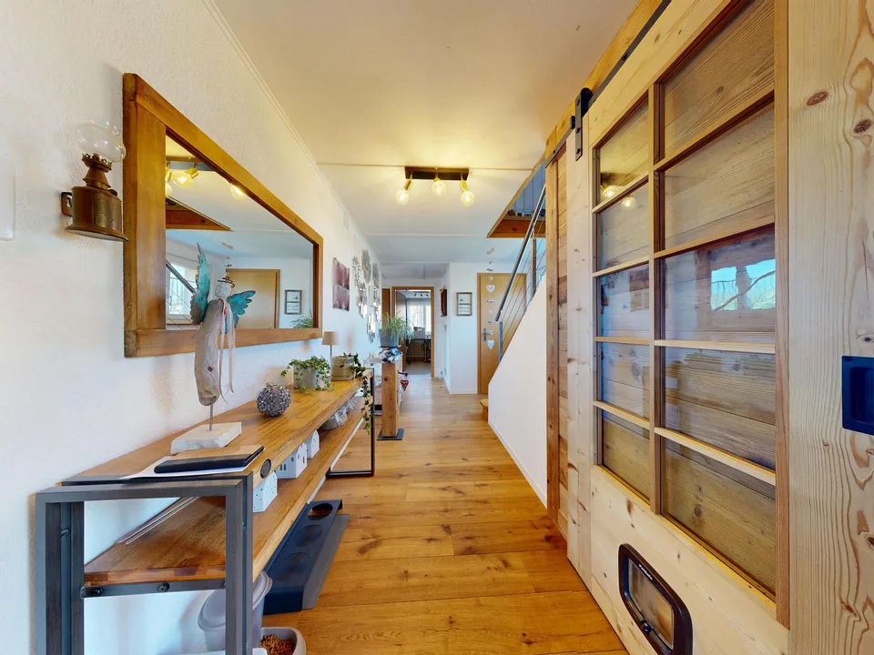 Maison individuelle avec garage, carport et jardin paysager