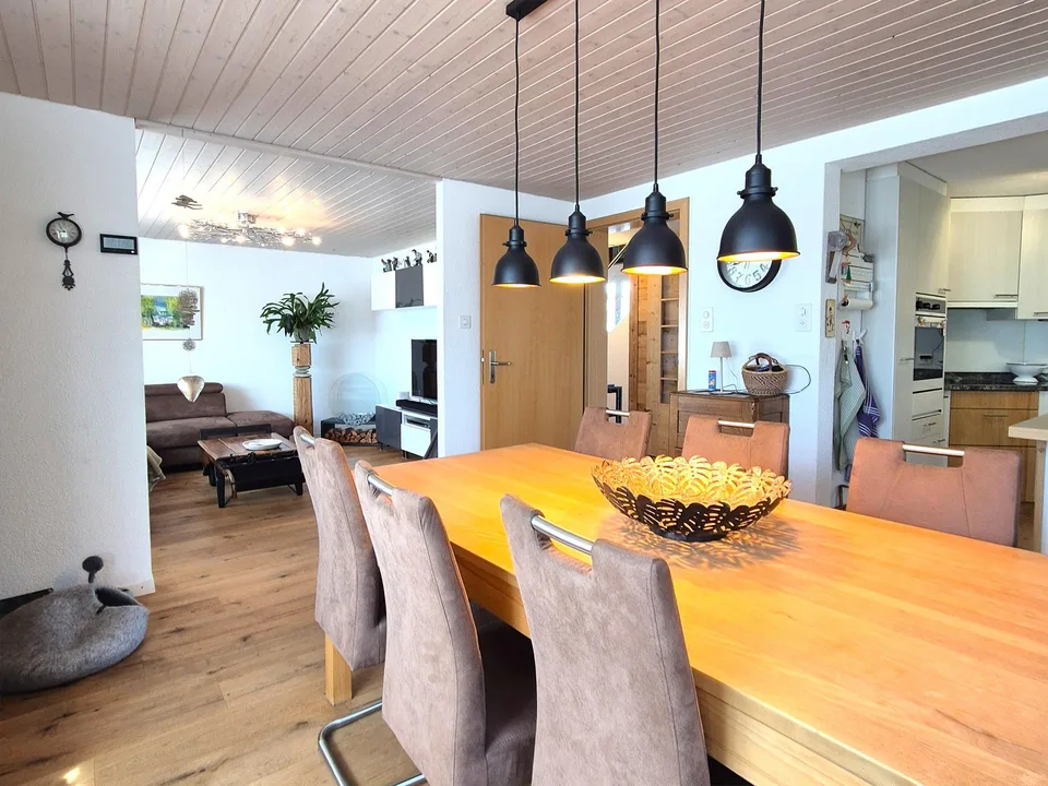 Maison individuelle avec garage, carport et jardin paysager