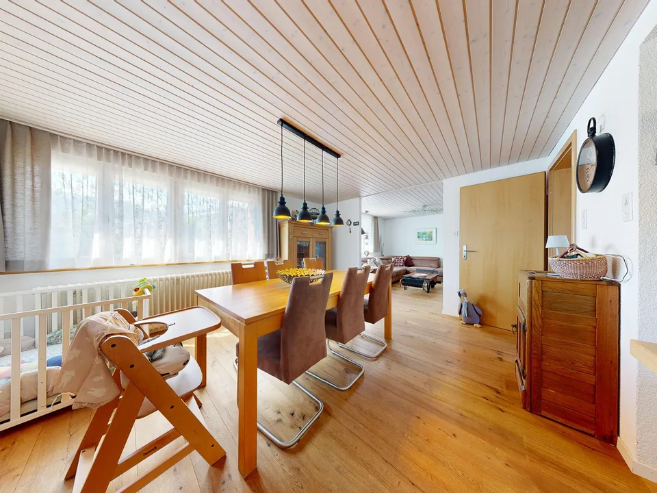 Maison individuelle avec garage, carport et jardin paysager