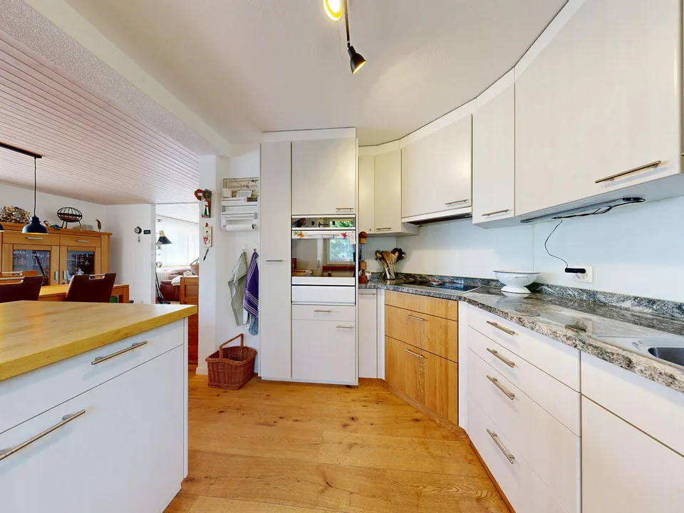 Maison individuelle avec garage, carport et jardin paysager