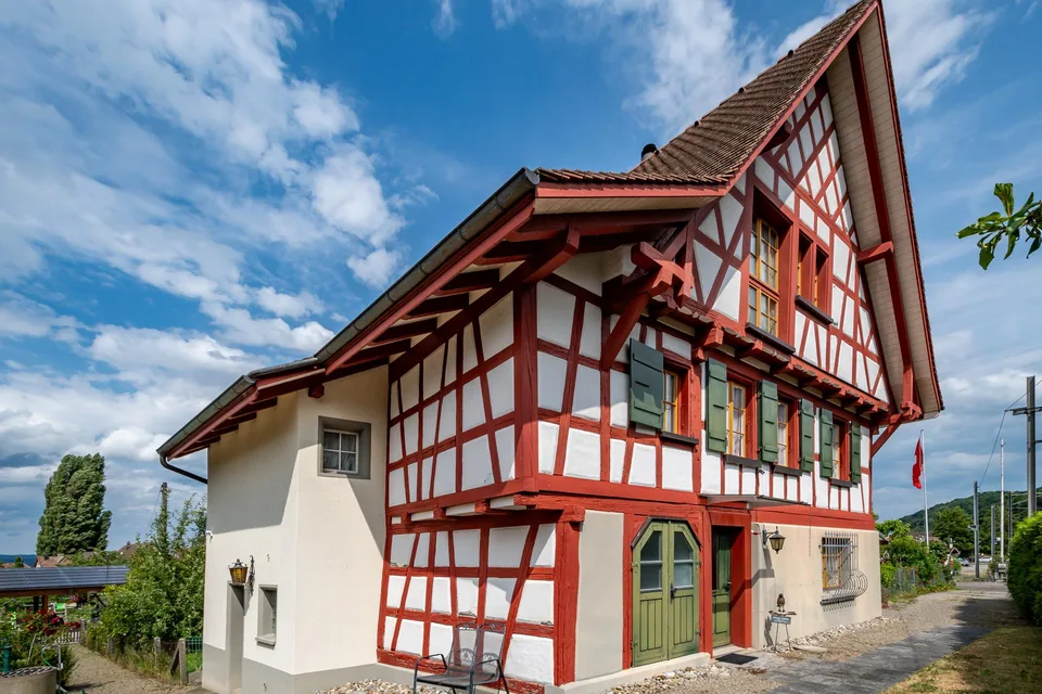 Seenahes Riegelhaus mit historischem Charakter