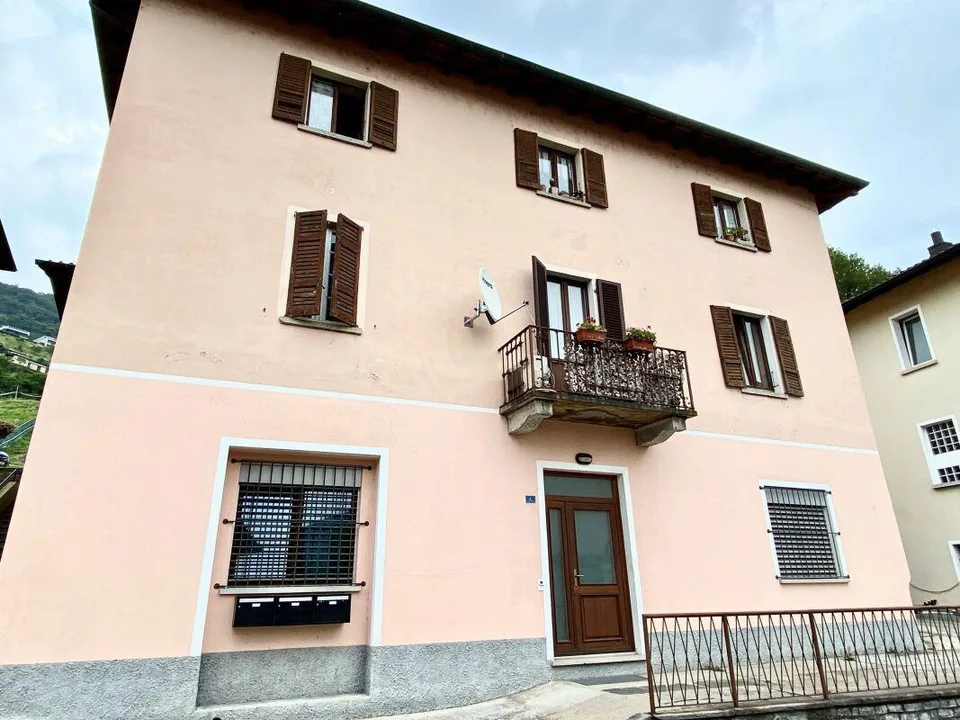 Casa di tre appartamenti per investimento a reddito