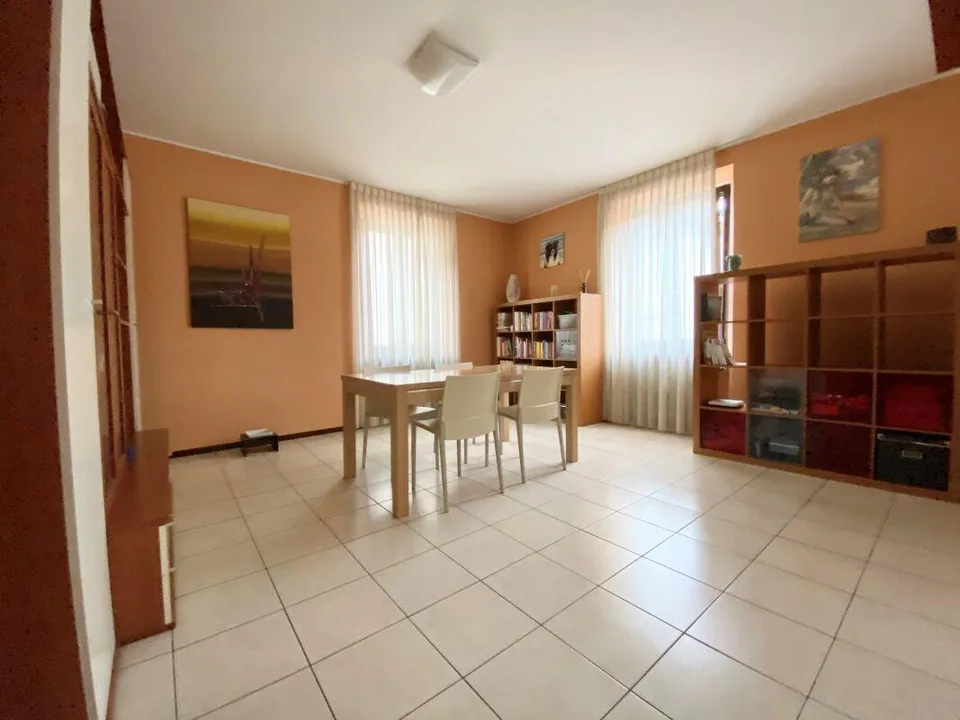 Casa di tre appartamenti per investimento a reddito