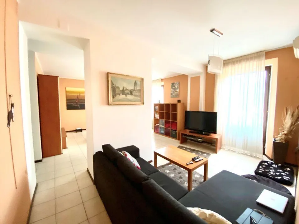 Casa di tre appartamenti per investimento a reddito
