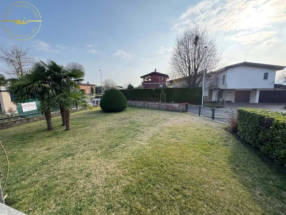 AMPIA VILLA DI 8 LOCALI CON GIARDINO PRIVATO A COLDRERIO