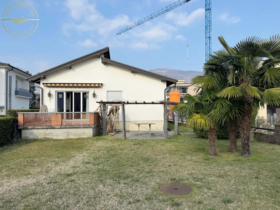 AMPIA VILLA DI 8 LOCALI CON GIARDINO PRIVATO A COLDRERIO