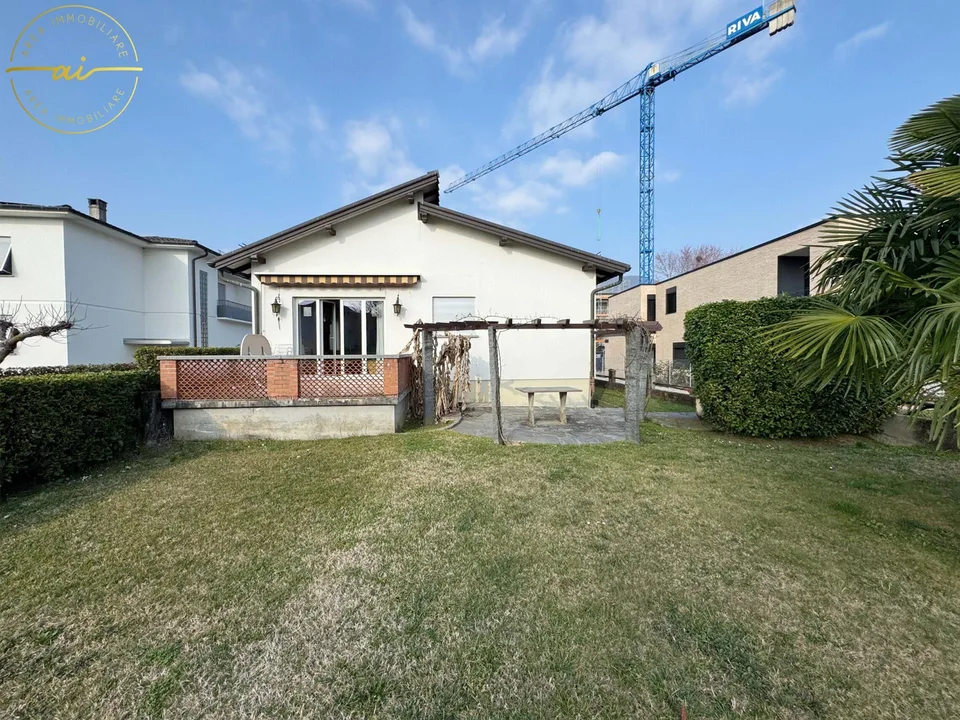 AMPIA VILLA DI 8 LOCALI CON GIARDINO PRIVATO A COLDRERIO