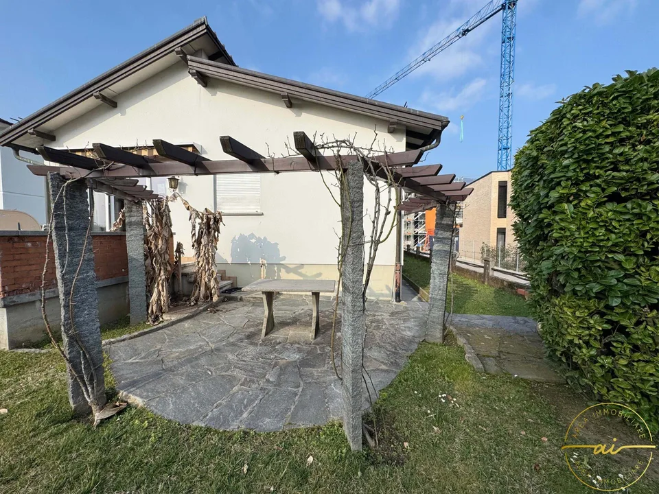 AMPIA VILLA DI 8 LOCALI CON GIARDINO PRIVATO A COLDRERIO