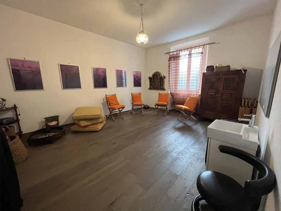 Chiasso, elegante e recente ufficio con posto auto coperto