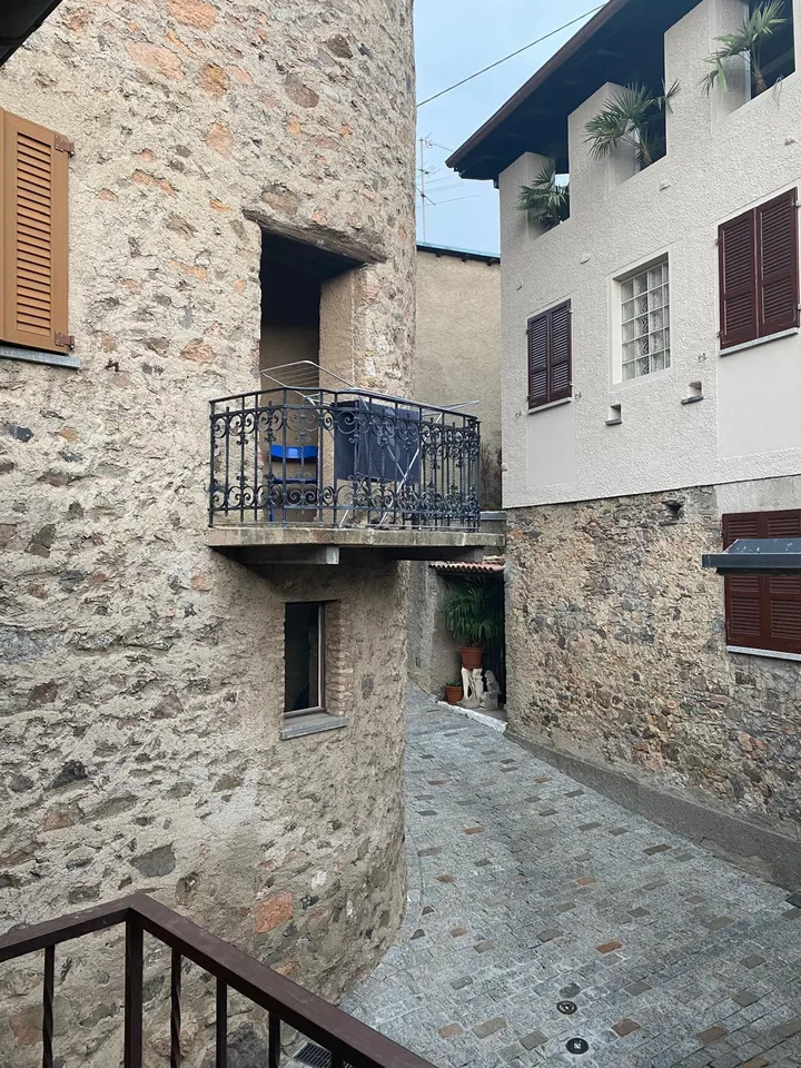 AFFASCINANTE CASA STORICA NEL CENTRO DI CARONA CON BOX