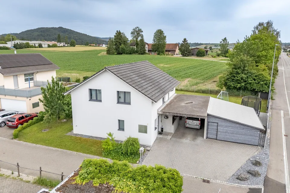 Sonniges Einfamilienhaus mit grossem Umschwung
