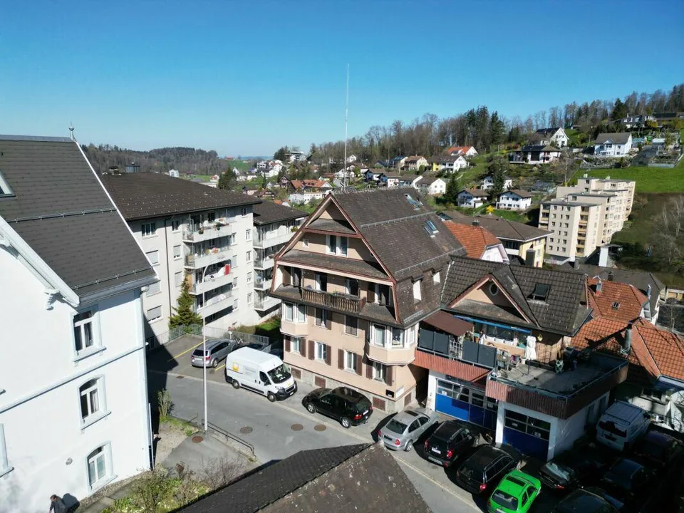 Älteres Mehrfamilienhaus mit Werkstatt an bevorzugter Lage