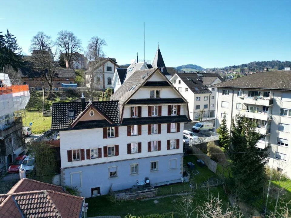 Älteres Mehrfamilienhaus mit Werkstatt an bevorzugter Lage