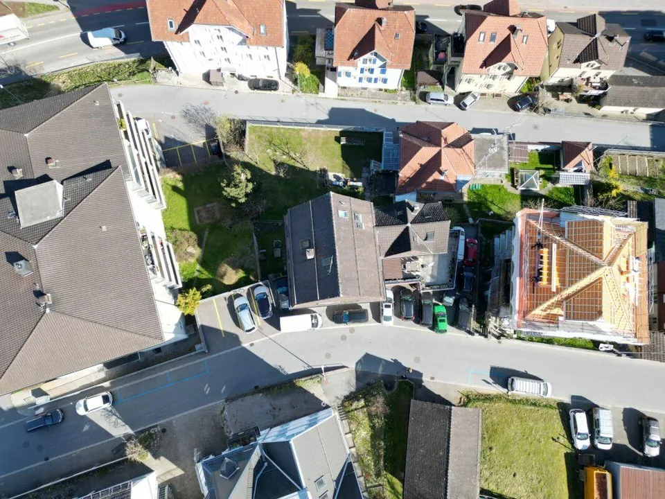Älteres Mehrfamilienhaus mit Werkstatt an bevorzugter Lage