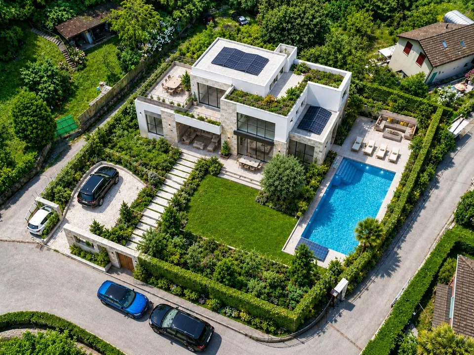 Terreno Edificabile a Lugano-Pazzallo: Zona Tranquilla e Ben Collegata