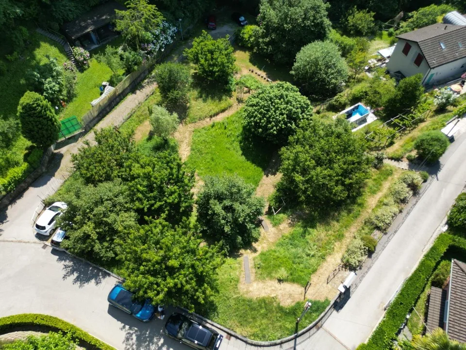 Terreno Edificabile a Lugano-Pazzallo: Zona Tranquilla e Ben Collegata