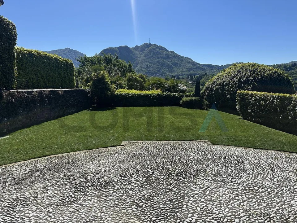 MUZZANO  Villa di charme 6.5 locali giardino e vista lago