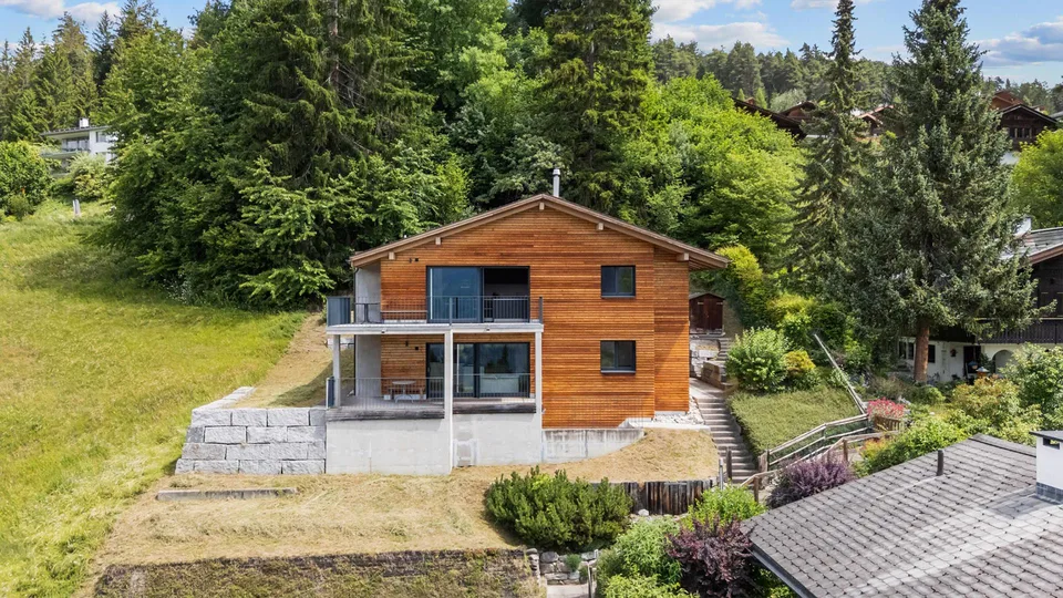 Modernes Zweifamilienhaus mit unverbaubarem Bergpanorama