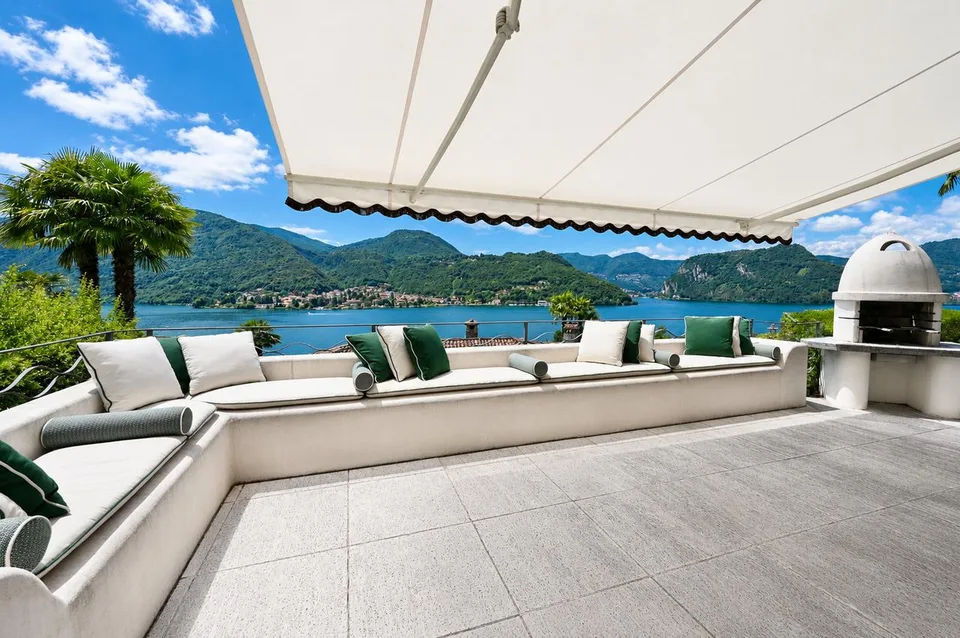Villa di Lusso con Piscina e Vista Mozzafiato sul Lago di Lugo