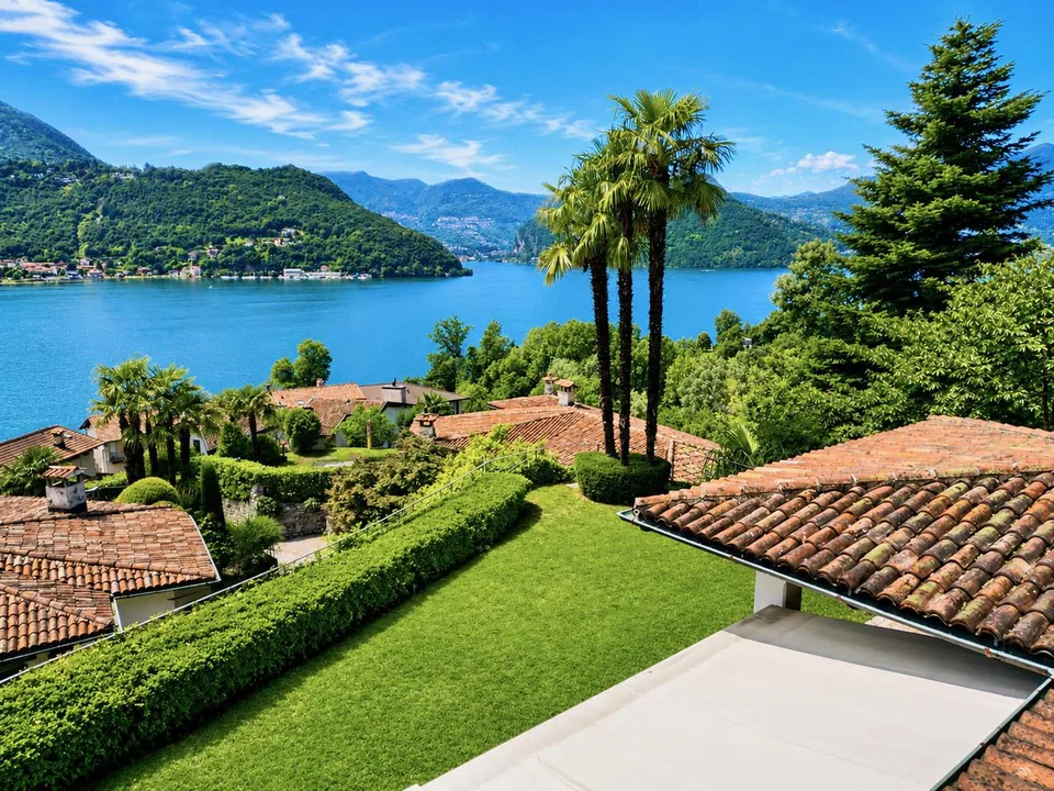 Villa di Lusso con Piscina e Vista Mozzafiato sul Lago di Lugo