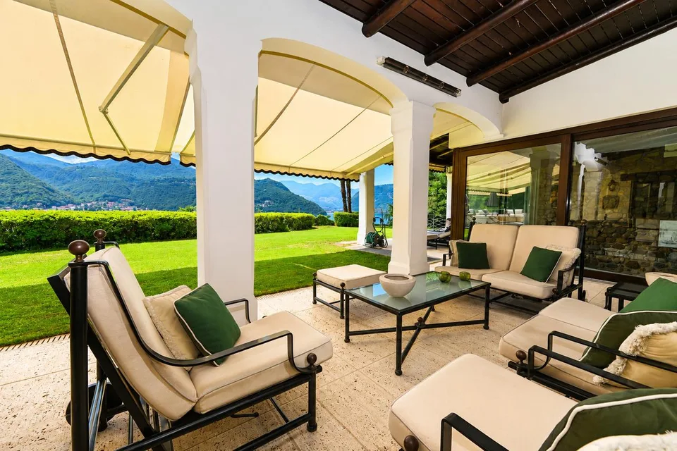 Villa di Lusso con Piscina e Vista Mozzafiato sul Lago di Lugo