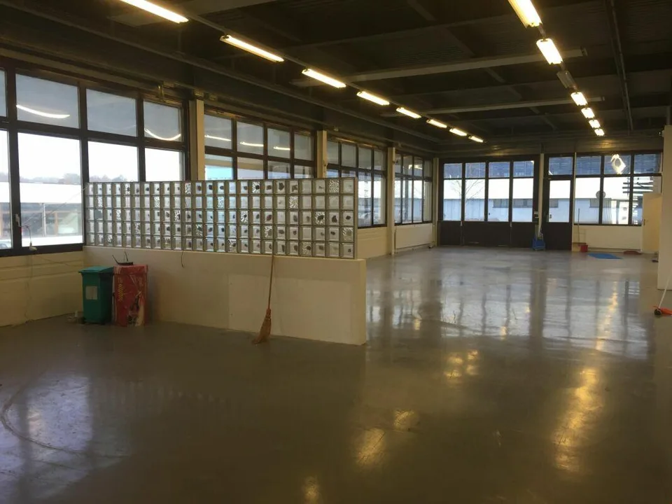 Le Mont Immeuble commercial AV avec places de parc