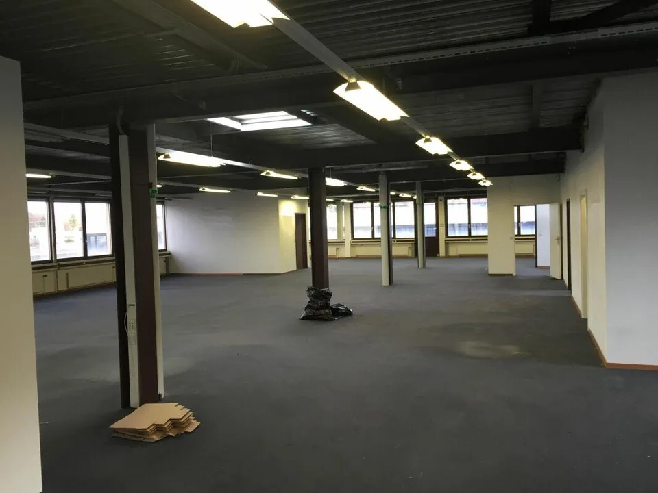 Le Mont Immeuble commercial AV avec places de parc