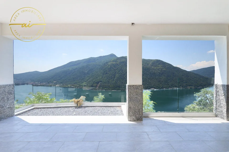 ELEGANTE VILLA INDIPENDENTE CON VISTA LAGO A ROVIO