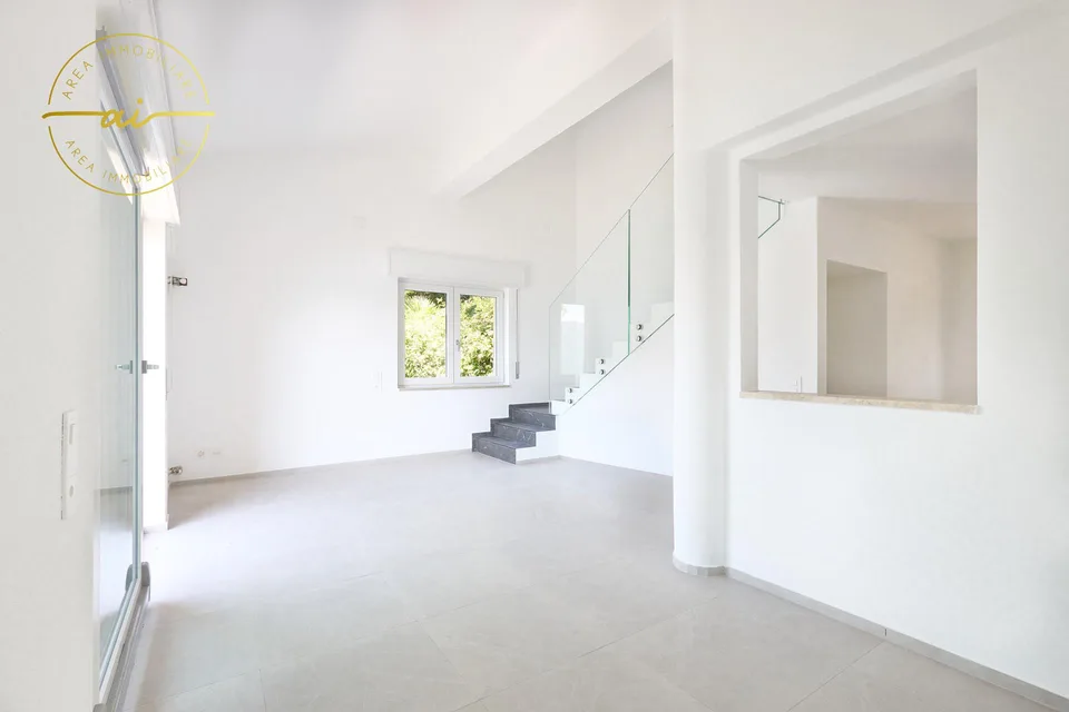 ELEGANTE VILLA INDIPENDENTE CON VISTA LAGO A ROVIO