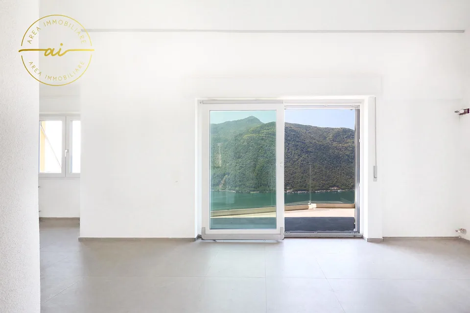 ELEGANTE VILLA INDIPENDENTE CON VISTA LAGO A ROVIO
