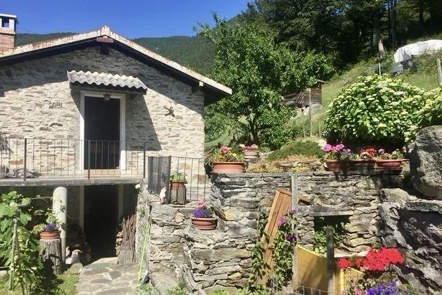 2 1/2-Zimmer-Rustico mit Garten an sehr ruhiger, sonniger Aussichts...