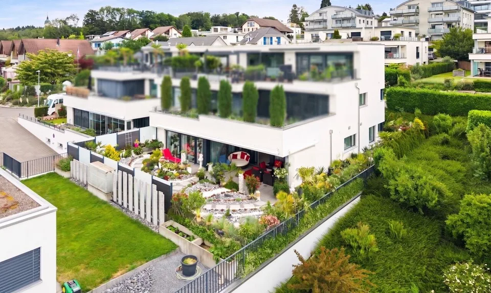 Grosszügige 4.5 Zimmer-Terrassenwohnung mit zusätzlichem Disporaum