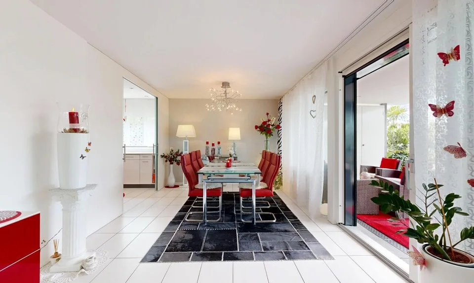 Grosszügige 4.5 Zimmer-Terrassenwohnung mit zusätzlichem Disporaum