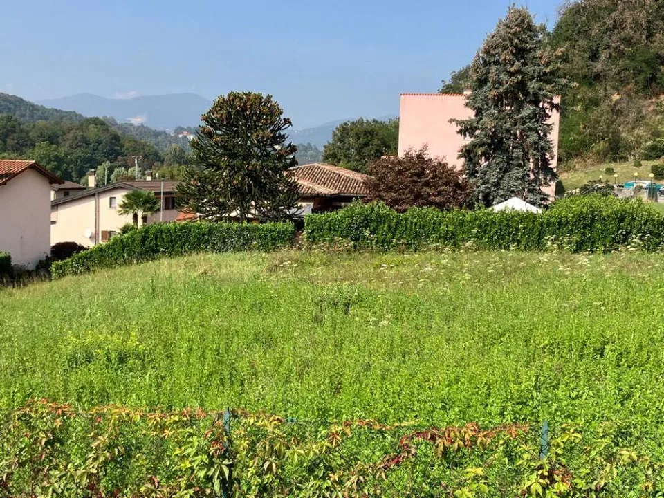 Terreno edificabile di 750 mq in posizione soleggiata e con vista a...