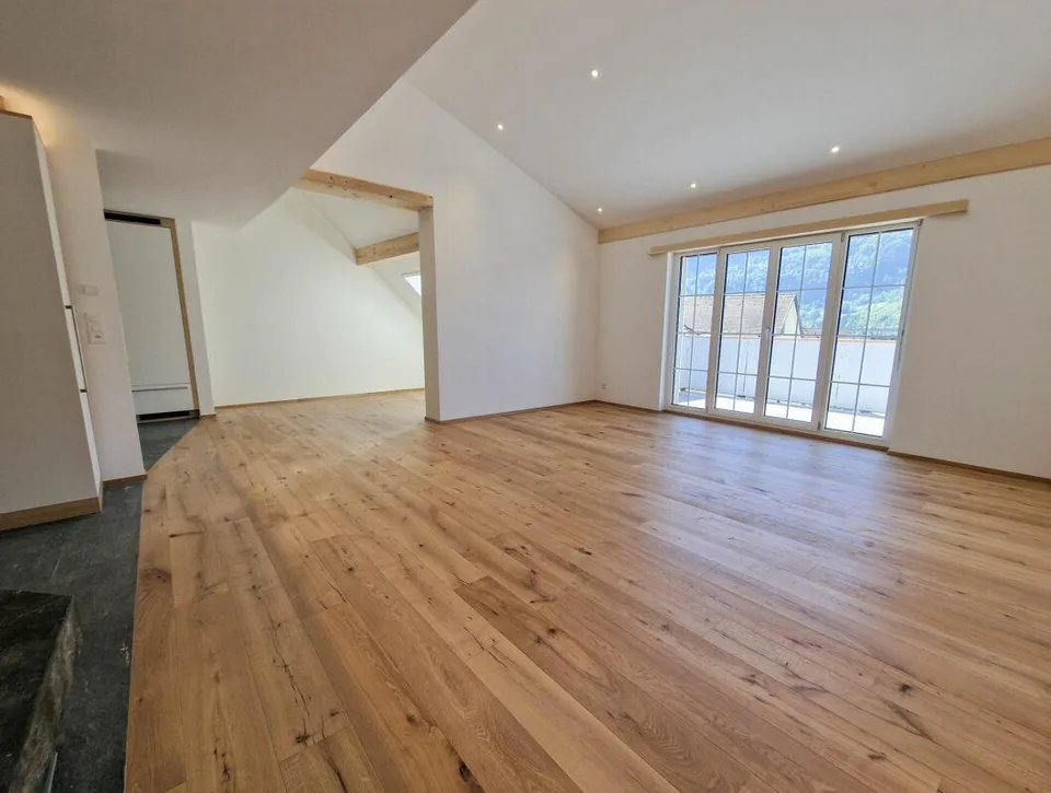 Einziehen und geniessen - komplett renovierte 3-Zimmer Dachwohnung ...