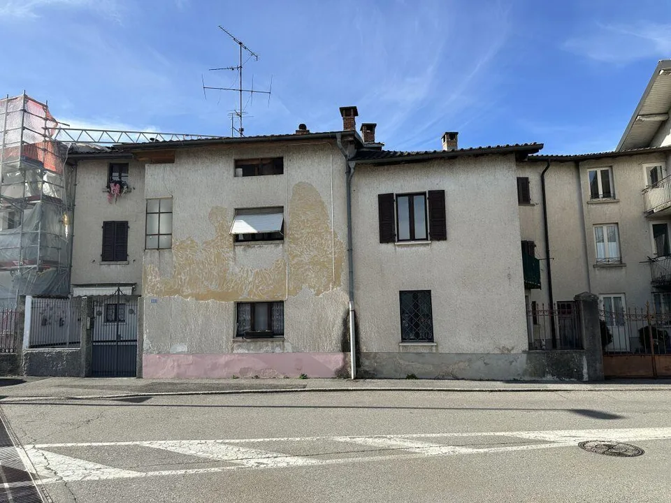 Interessante complesso abitativo da ristrutturare con corte privata...