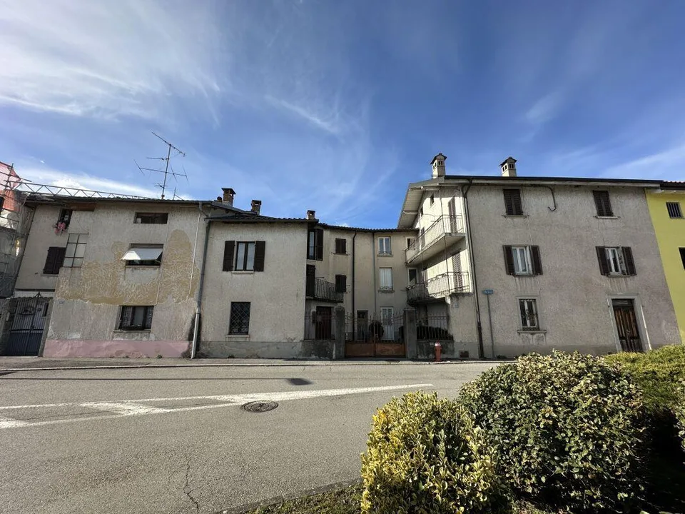 Interessante complesso abitativo da ristrutturare con corte privata...