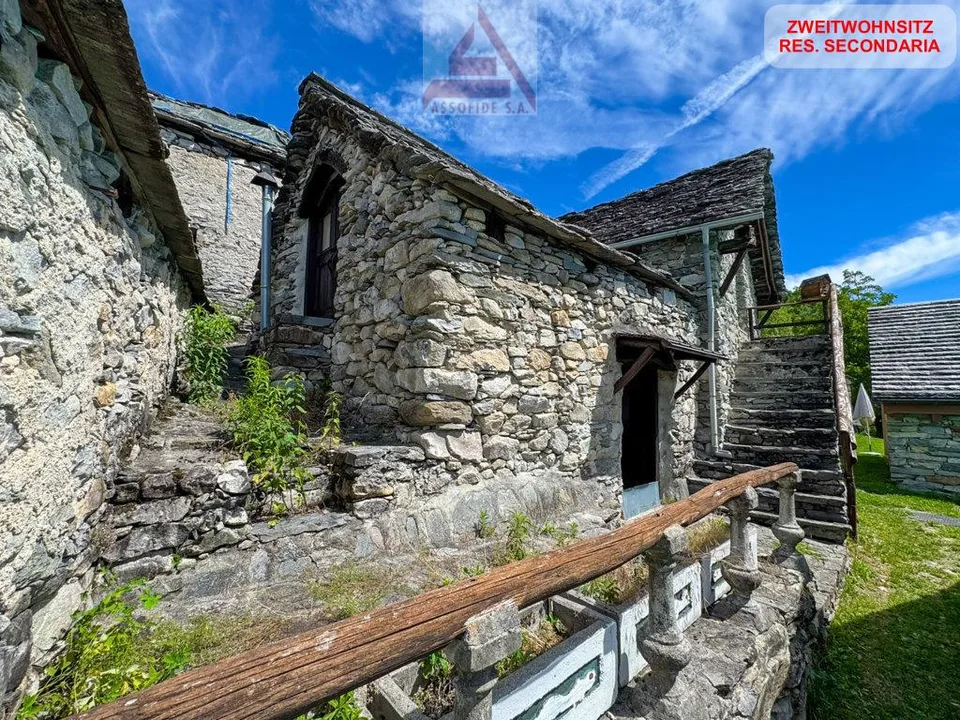 3 renovierungsbedürftige Rustici / 3 rustici da ristrutturare