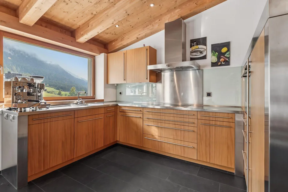 Alpine Eleganz mit Weitsicht - stilvolle Dachwohnung an bester Lage