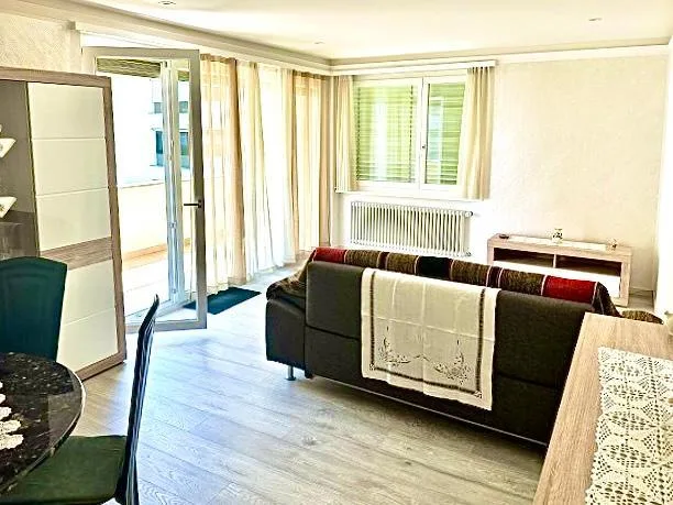 2 1/2-Zimmer-Wohnug im 3. OG mit schönem Schwimmbad    /  appartame...