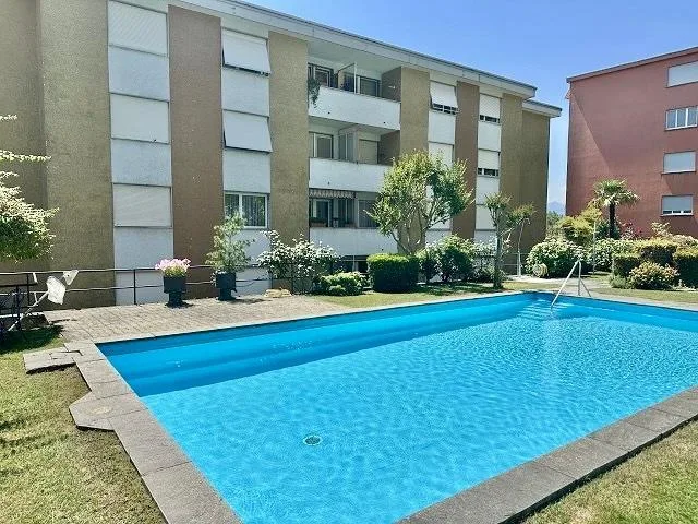 2 1/2-Zimmer-Wohnug im 3. OG mit schönem Schwimmbad    /  appartame...