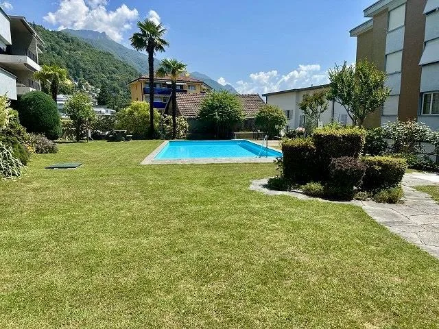 2 1/2-Zimmer-Wohnug im 3. OG mit schönem Schwimmbad    /  appartame...