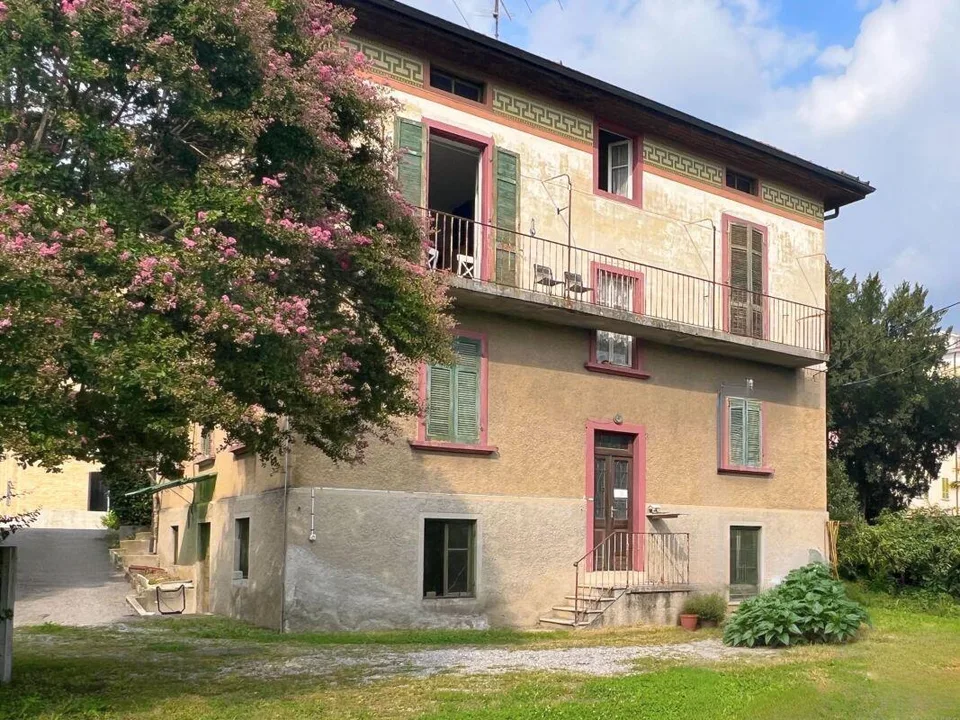 Villa d'epoca da rivalutare, con terreno edificabile per ulteriori ...