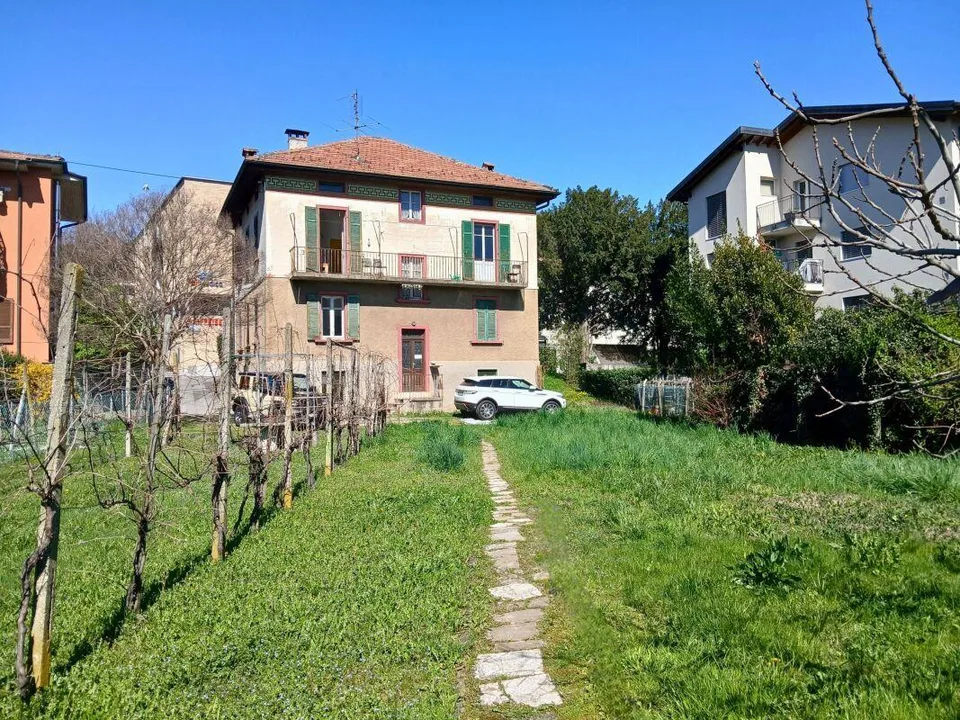 Villa d'epoca da rivalutare, con terreno edificabile per ulteriori ...