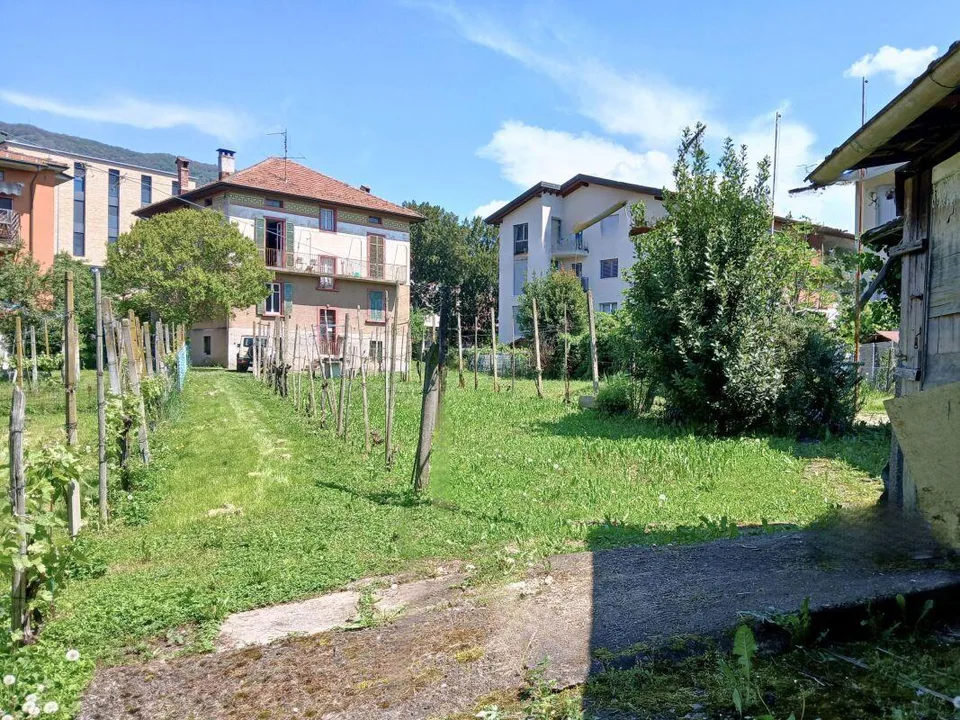 Villa d'epoca da rivalutare, con terreno edificabile per ulteriori ...