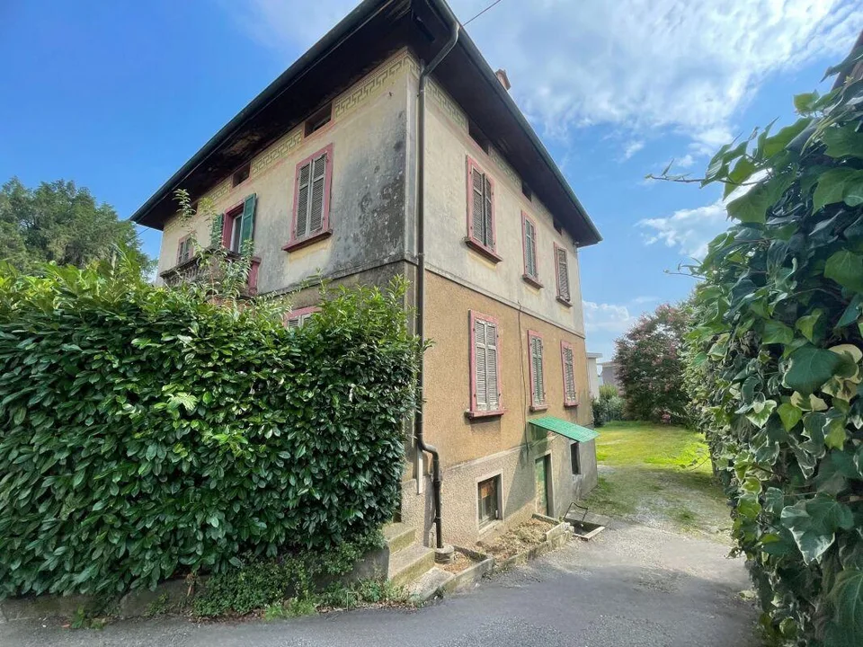 Villa d'epoca da rivalutare, con terreno edificabile per ulteriori ...